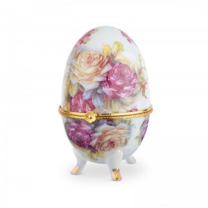 Πορσελάνινο αυγό-μπιζουτιέρα με λουλούδια και χρυσό κούμπωμα.
